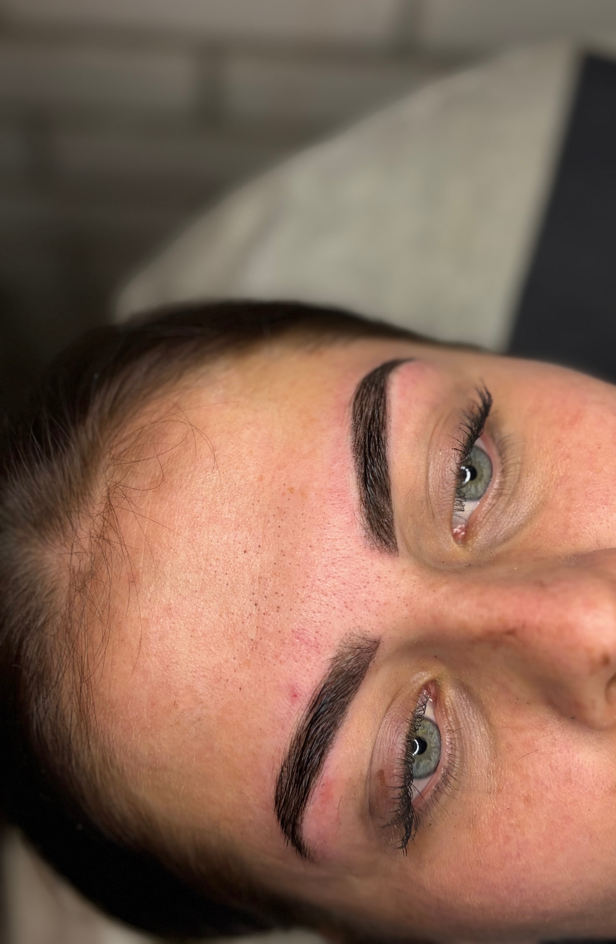 Ombré powder brows door Velour by Demi